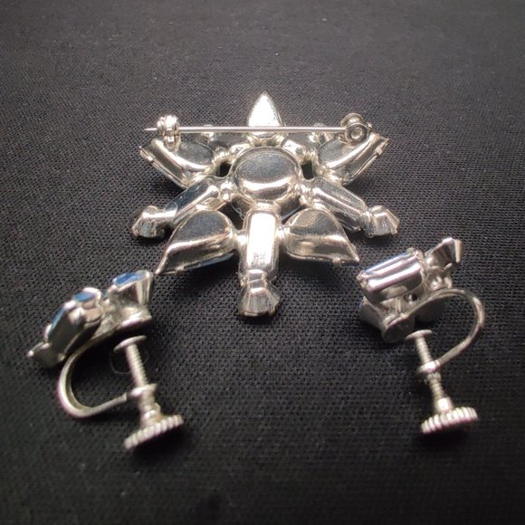 s-l400.jpg Vintage Baby Blue Rhinestone  Brooch & Earrings